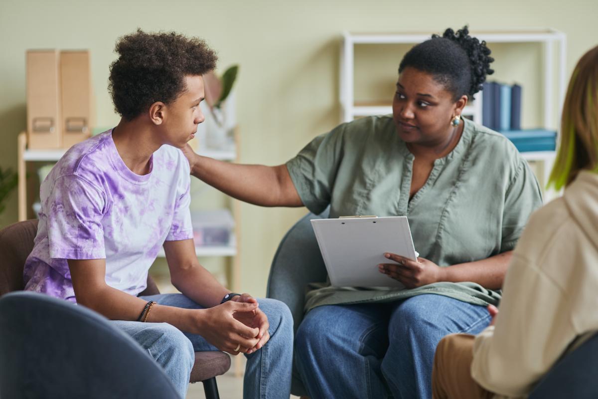 a therapist talks to a teen during seasonal affective disorder treatment