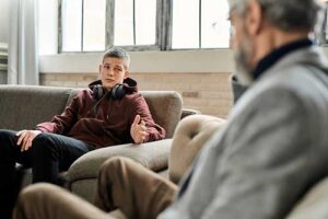 Teen talks to therapist about teen anxiety treatment