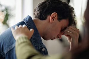 Concerned parent talking with a teenager about substance use warning signs at home